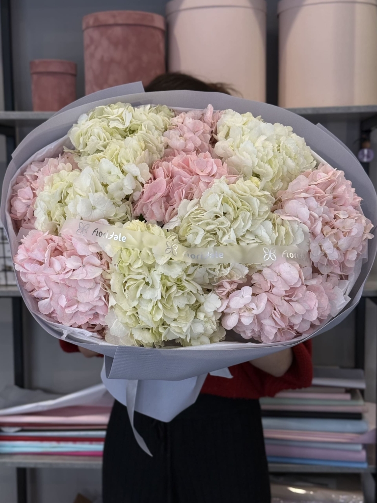 buket-gortenziy-yuni:-tselaya-vselennaya-v-bukete