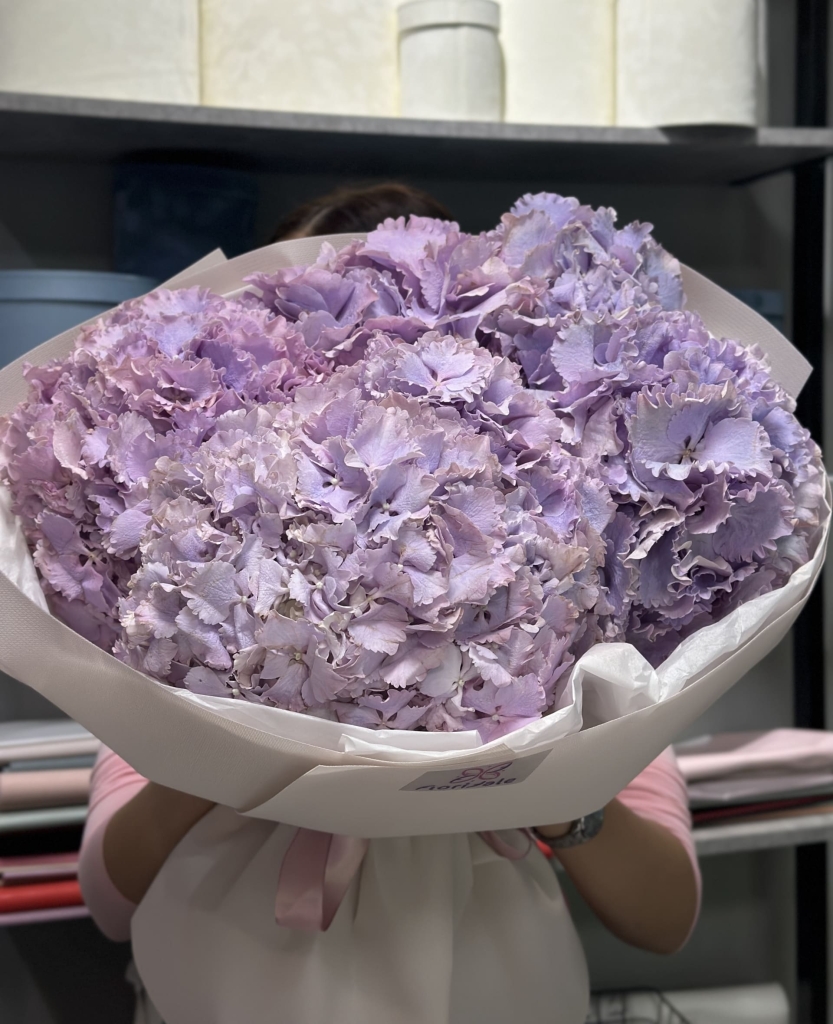 buket-iz-gortenziy-lavandovoe-oblako:-tsvetochnaya-versiya-pervogo-potseluya